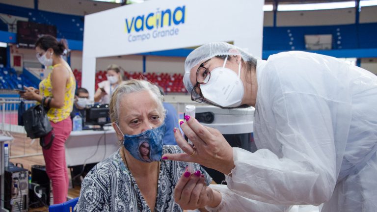 Com aproximadamente 251 mil pessoas imunizadas, o município atingiu 27,62% da população vacinada com a primeira dose
