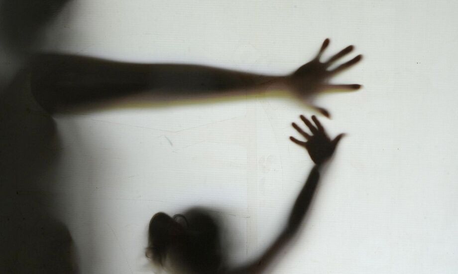 A violência sexual de crianças e adolescentes pode ocorrer em várias idades (incluindo bebês), e em todas as classes sociais, podendo ser de várias formas