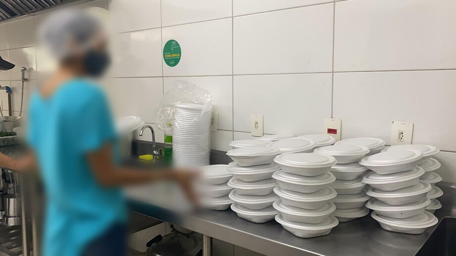 Preparação das marmitas como parte da ação