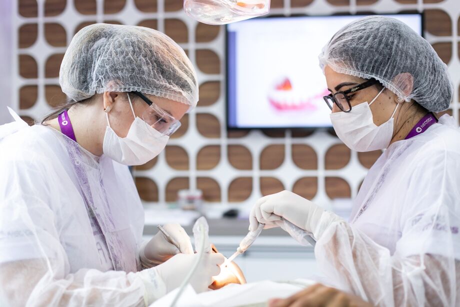 Em cerca de 20% das amostras de placa bacteriana coletada dos pacientes foi encontrado o vírus