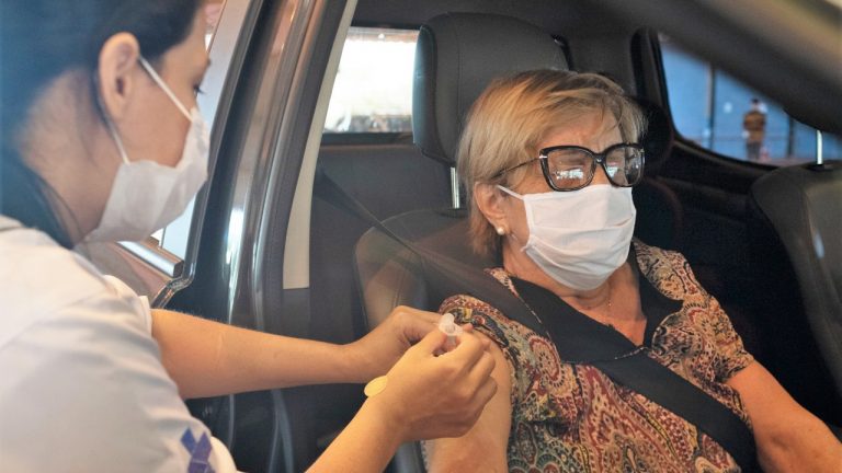 Idosa sendo vacinada