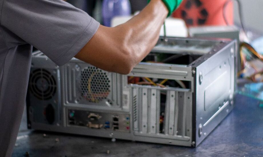 O Programa Computadores para a Inclusão se encarrega de consertar peças que iriam para o lixo e entregá-las para a comunidade, em ações de inclusão digital