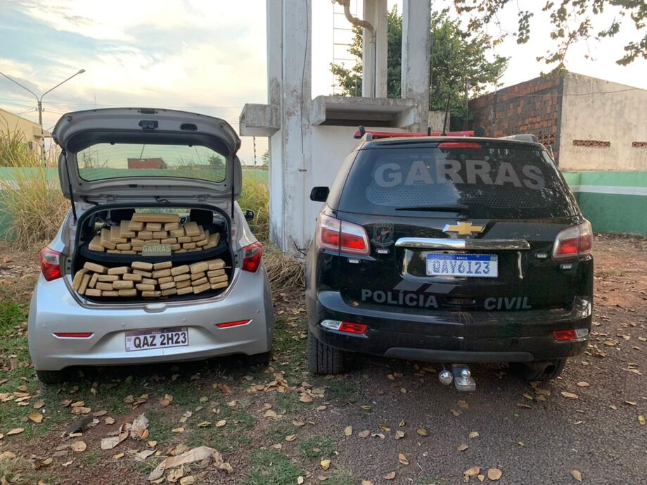 Dentro do veículo os policiais apreenderam 64 tabletes de maconha, cujo peso total é de 70 quilos
