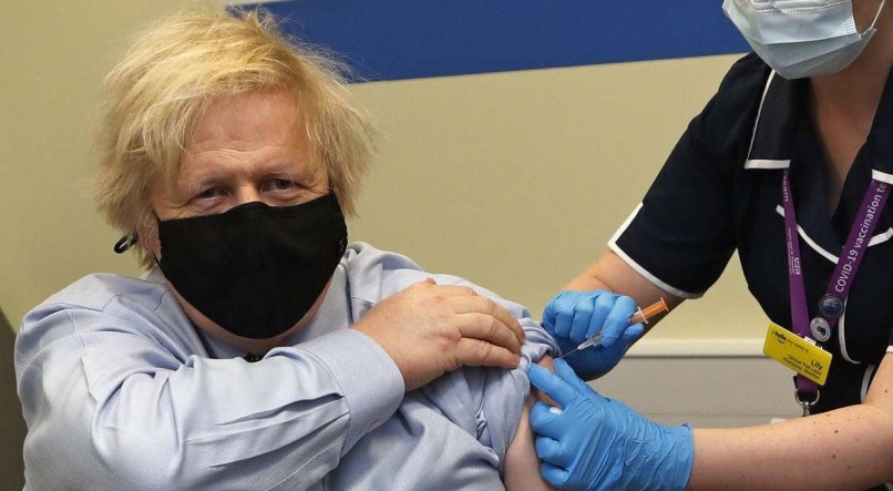 IMUNIZADO Primeiro-ministro do Reino Unido, Boris Johnson, recebe primeira dose da AstraZeneca/Oxford