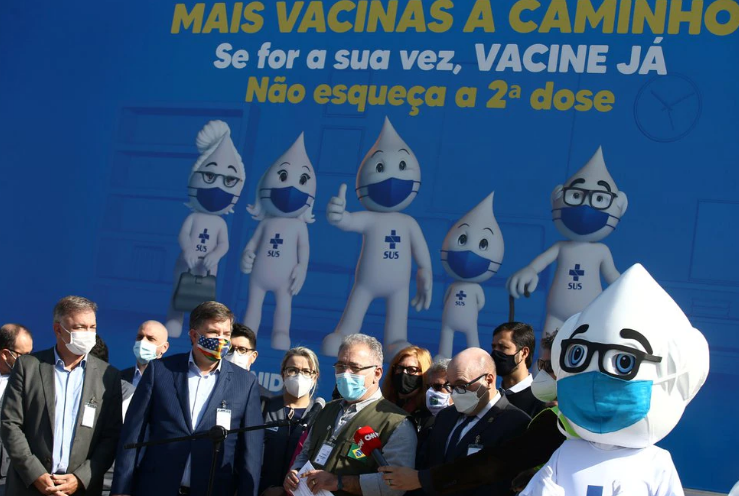 Ministro Marcelo Queiroga e embaixador dos Estados Unidos no Brasil, Todd Chapman, estiveram na entrega de parte das doses da vacina da Janssen na sexta-feira, 25
