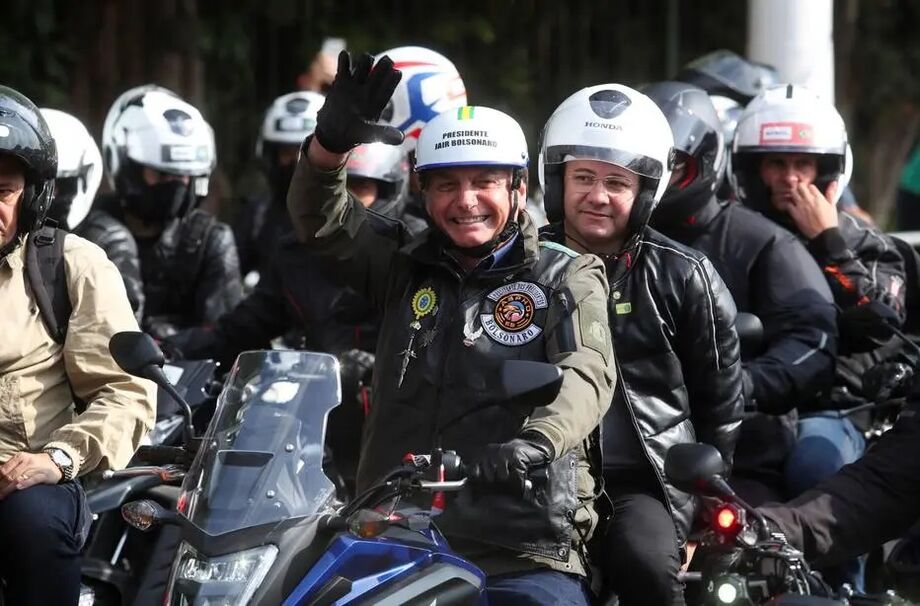 O presidente Jair Bolsonaro lidera motociada em São Paulo