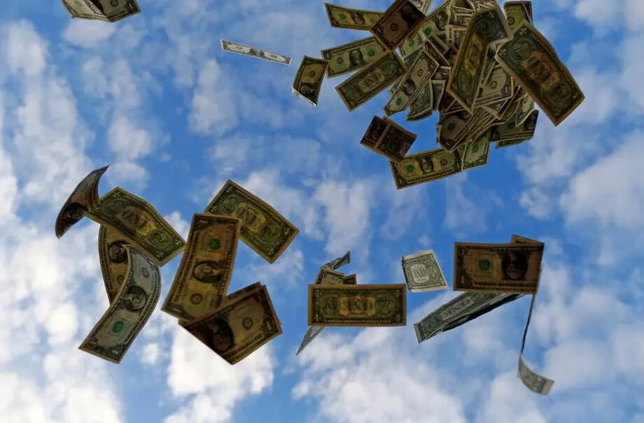 Nas alturas: Dólar disparou e chegou a R$ 5,80 em março, mas voltou a cair no mês seguinte