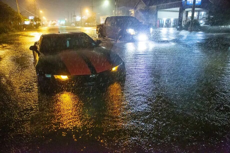 Motoristas tentam atravessar estrada inundada na Louisiana