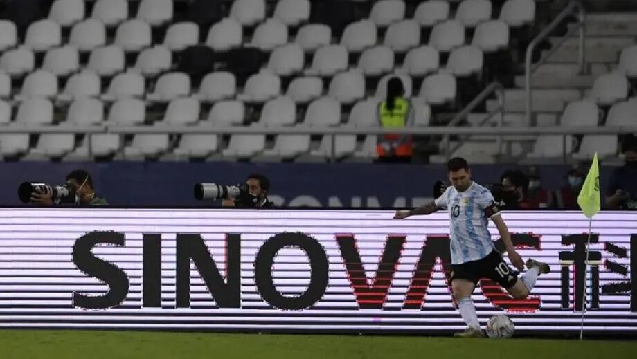 Publicidade do laboratório chinês Sinovac em um dos jogos da Copa América