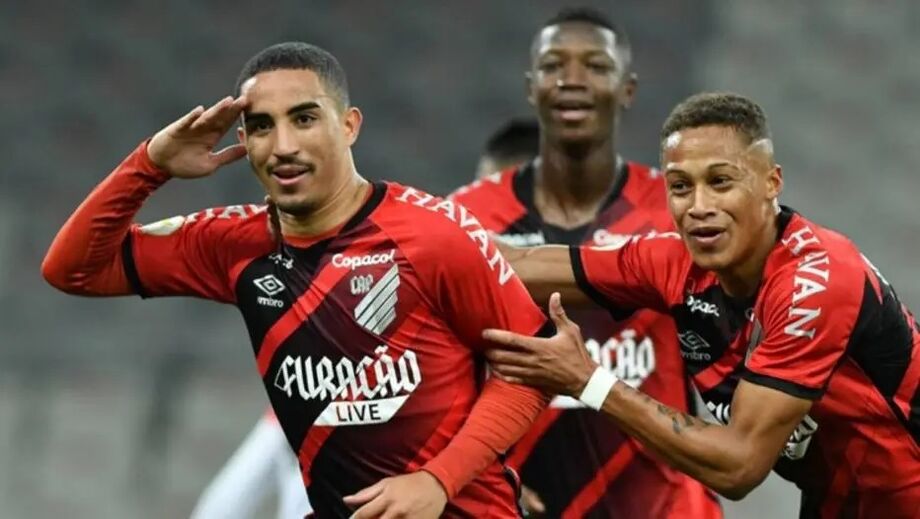 Jogadores do Athletico-PR comemoram gol de Cristian (à esquerda)