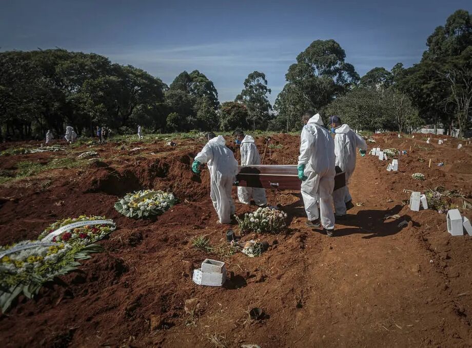 Vítima de covid-19 é sepultada em cemitério de São Paulo