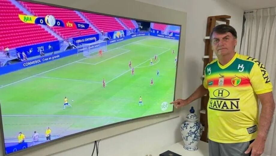 Bolsonaro posta foto assistindo a Copa América no SBT