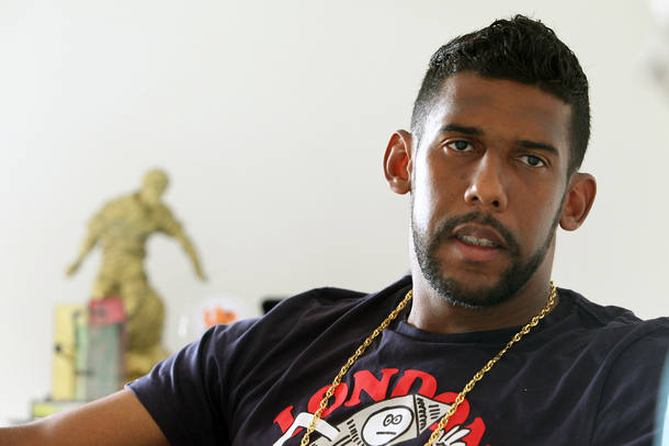 No final de uma partida contra o Grêmio em agosto de 2014, pela Copa do Brasil, o goleiro Aranha sofreu insultos racistas de um grupo de torcedores em Porto Alegre e saiu de campo indignado.