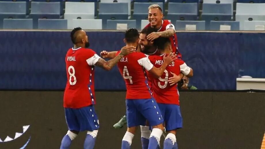 Jogadores do Chile comemoram gol sobre a Bolívia