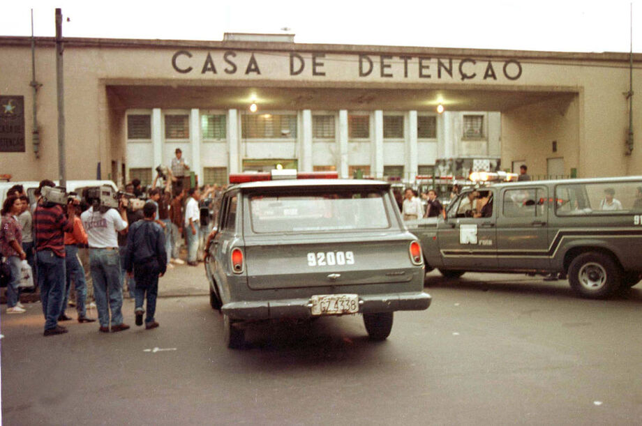 Para conter uma rebelião que teve início no pavilhão 9, a Tropa de Choque de São Paulo, comandada pelo coronel Ubiratan Guimarães, invadiu o presídio do Carandiru e matou 111 presos.