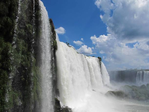 As Cataratas do Iguaçu se localizam em Foz do Iguaçu, no Paraná, na fronteira com a cidade de Puerto Iguazú, na Argentina
