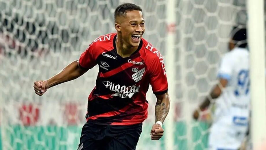 Vitinho comemora o gol da classificação do Athletico-PR