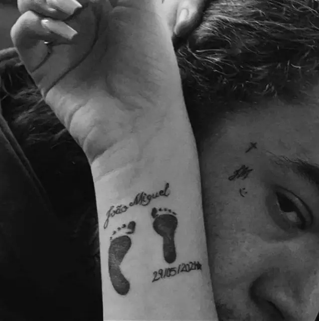 Maria Lina e Whindersson com tatuagens em homenagem ao filho