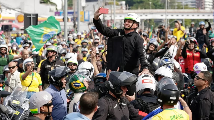 Presidente Jair Bolsonaro durante passeio de moto na cidade do Rio de Janeiro, em 23 de maio