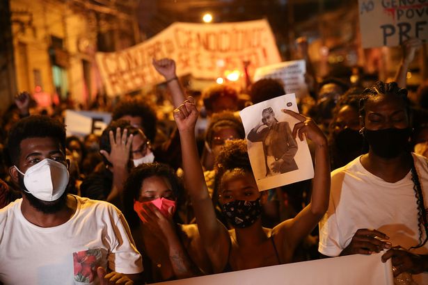 Manifestantes realizaram ato por justiça no caso da morte de Kathlen Romeu, no Complexo do Lins