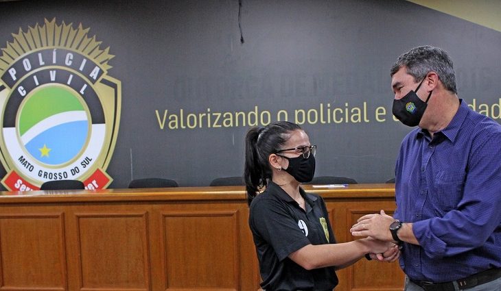 Marcela Andrade Morisco se emociona ao receber do secretário Eduardo Riedel a notícia de que serão nomeados já na próxima semana