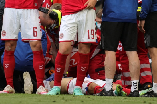 Foram quase 15 minutos de atendimento no campo até a remoção numa maca.