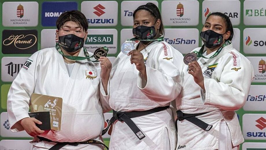 Sarah Asahina, Beatriz Souza e Maria Suelen Altheman posam para foto após receberam suas medalhas no Mundial de Judô