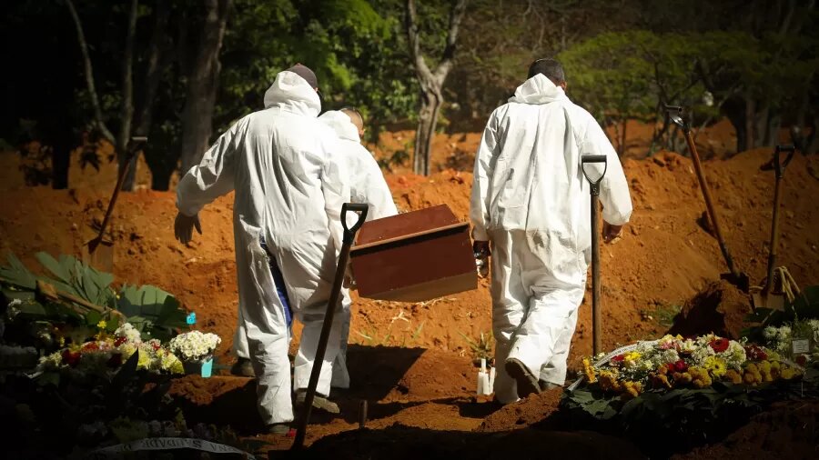 A marca fúnebre de meio milhão de mortos por covid-19 levou políticos e lideranças a manifestaram-se nas redes sociais.