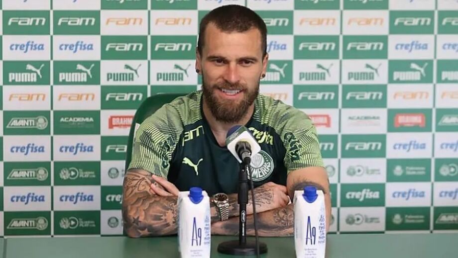 Lucas Lima, meia do Palmeiras, é flagrado por torcedores em festa clandestina.