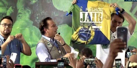 O presidente Jair Bolsonaro exibe camiseta com a frase 'É melhor Jair se acostumando. Bolsonaro 2022' no Pará, nesta sexta, 18