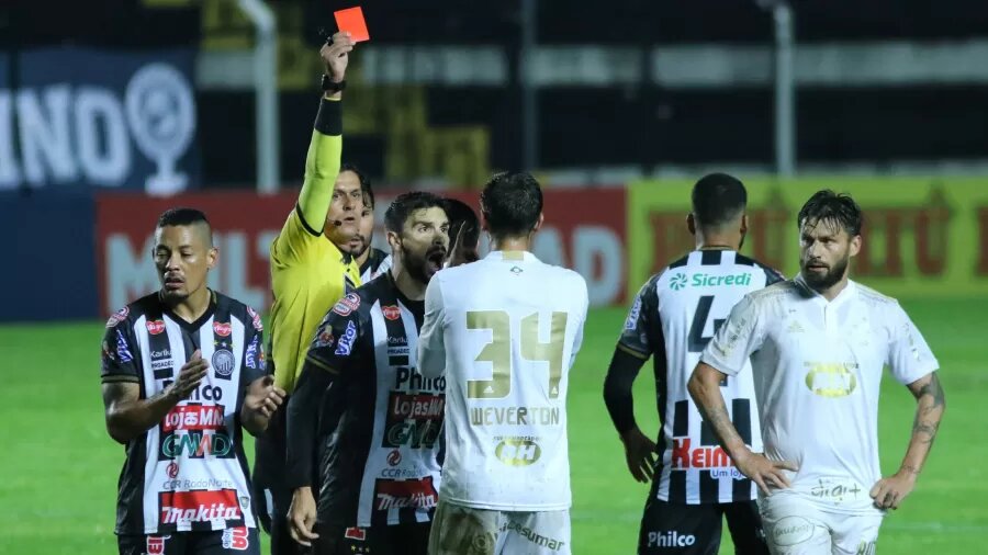 Weverton do Cruzeiro foi expulso após dar carrinho em Leandro, do Operário, pela Série B