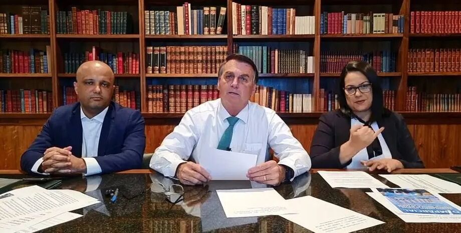 O presidente Jair Bolsonaro durante transmissão em suas redes sociais nesta quinta, 17