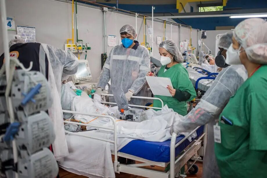 Paciente é atendido em hospital de campanha em Santo André, na Grande São Paulo