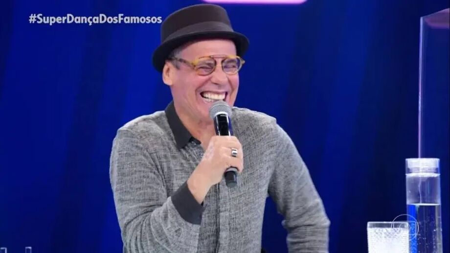 Carlinhos de Jesus ri após confundir Tiago Leifert com Faustão na 'Super Dança dos Famosos'