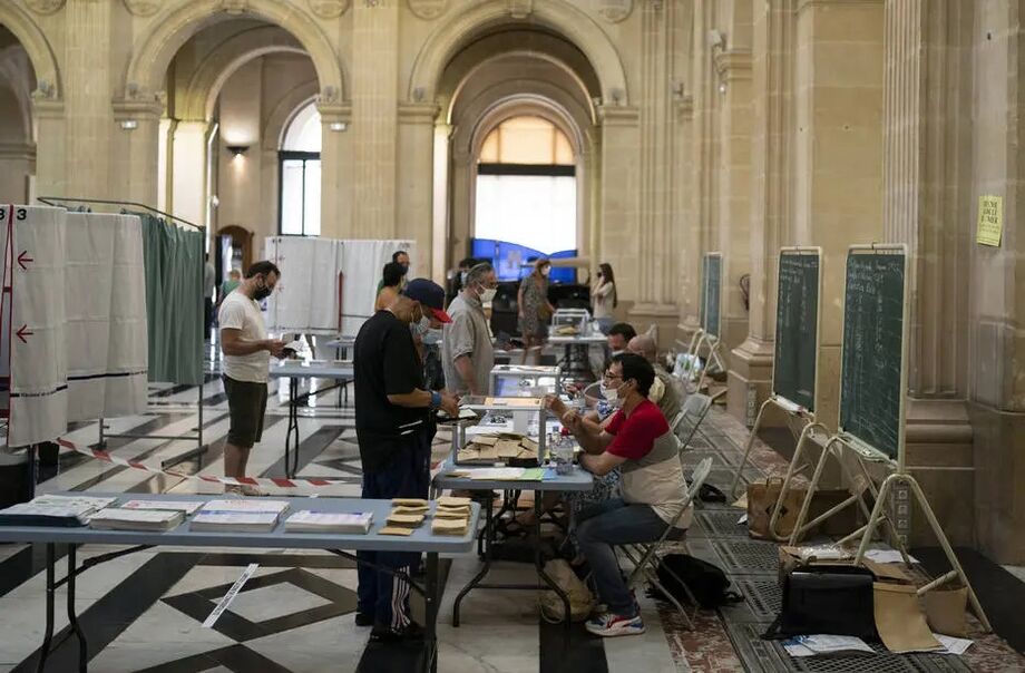 Seção eleitoral vazia, em Marselha, na França, durante pleito regional
