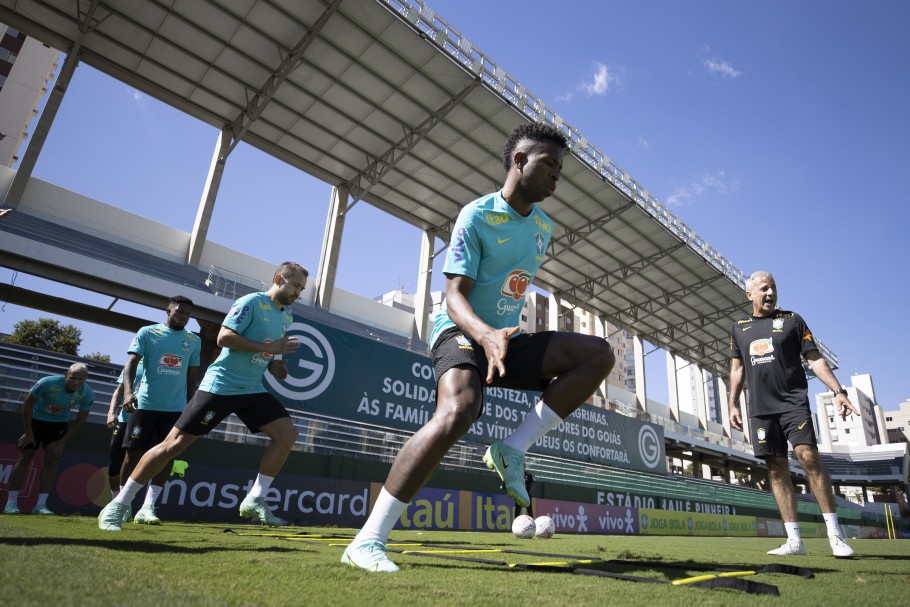 Em uma manhã com muito sol e calor, os jogadores que não foram titulares foram a campo no estádio Hailé Pinheiro, também conhecido como Serrinha, de propriedade do Goiás