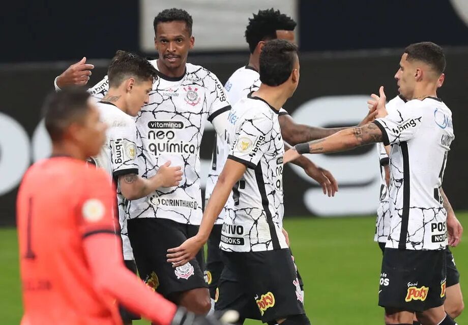 Jô comemora gol na vitória sobre o Sport
