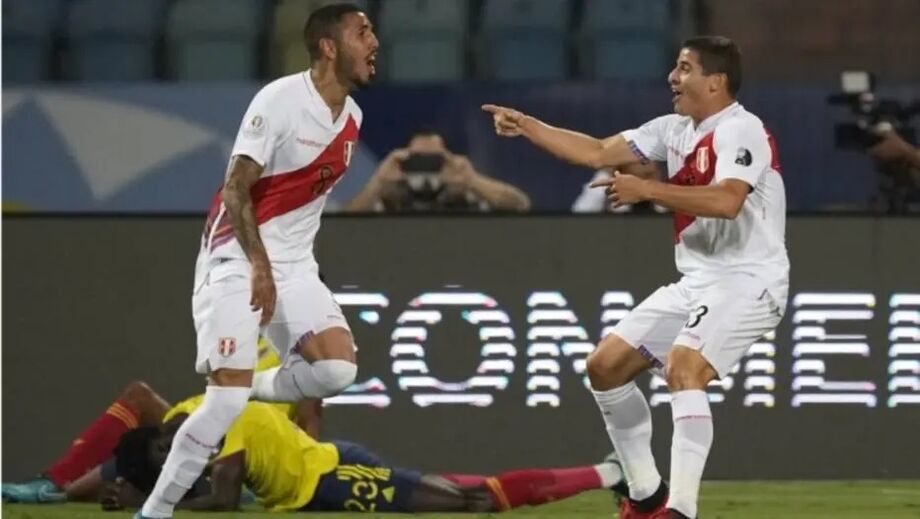 Peña (à esquerda) comemora após marcar o primeiro gol do Peru contra a Colômbia