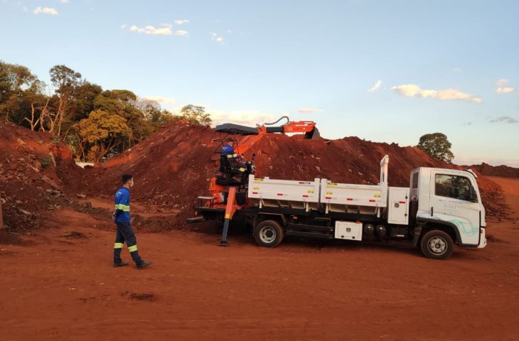 Veículo reúne vários equipamentos e foi desenhado para reduzir transtornos em obras na rede de esgoto