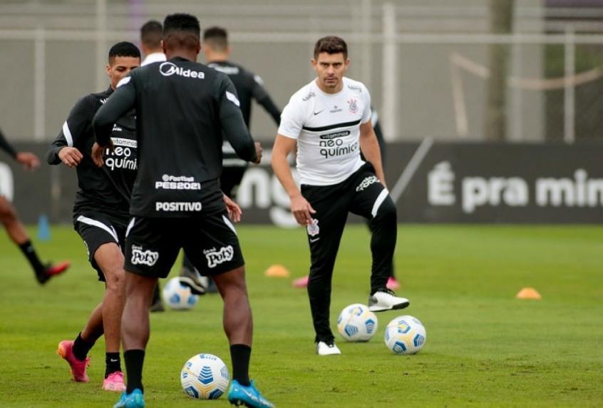 Ainda sem conseguir dar novo rumo ao Corinthians, Sylvinho ganhou um reforço em sua comissão técnica nesta terça-feir