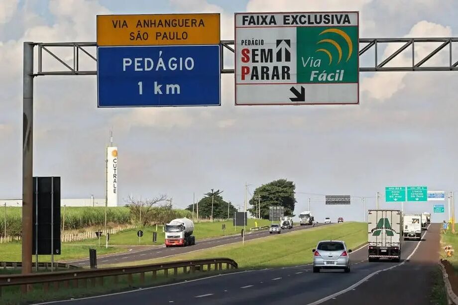 O governo vetou o trecho do projeto de lei que determinava que a regulamentação do sistema de livre de passagem deveria ocorrer em 180 dias
