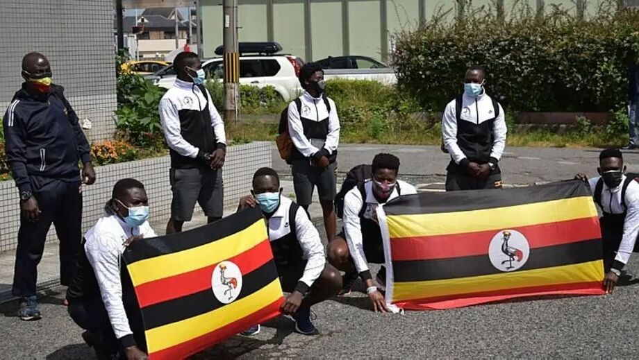 Delegação de Uganda na chegada ao Japão