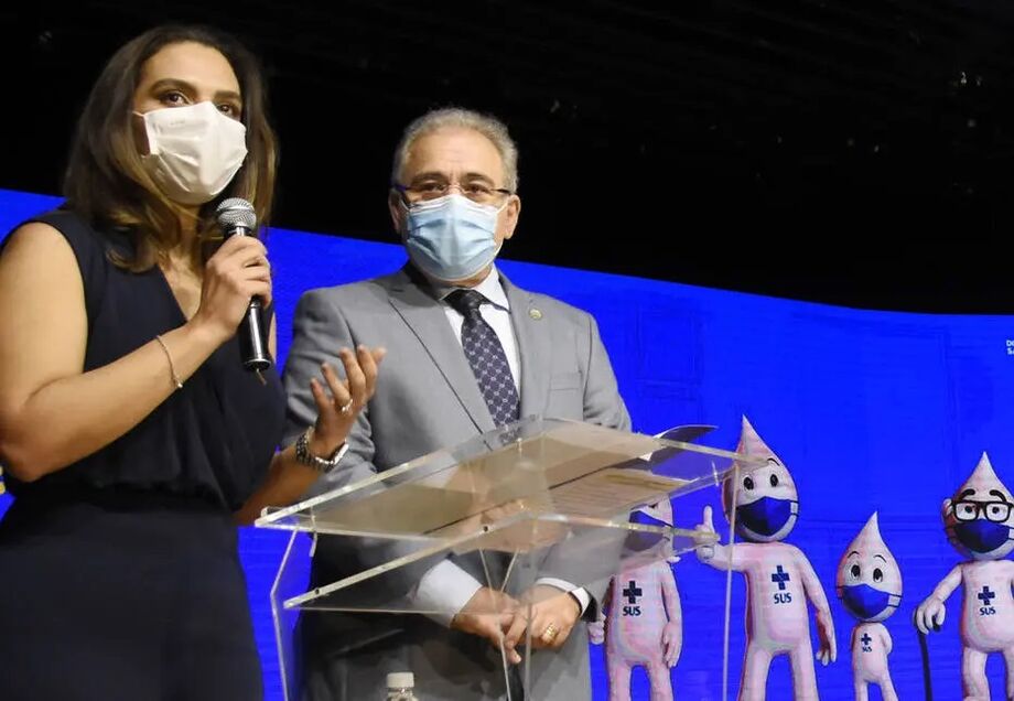 Luana Araújo ao lado do ministro da Saúde, Marcelo Queiroga