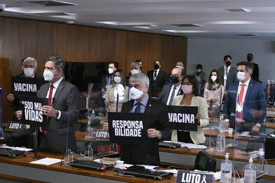 Senadores fazem um minuto de silêncio para homenagear os 502.817 mortos por covid-19 no Brasil durante depomento do ex-ministro Osmar Terra à CPI da Covid