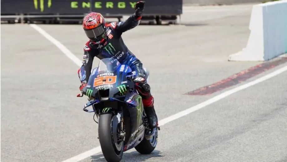 Fabio Quartararo comemora pole position na MotoGP