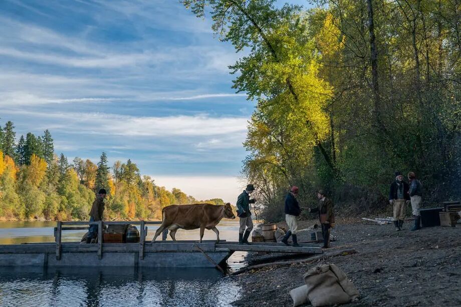 Cena do filme 'First Cow - A Primeira Vaca da América', de Kelly Reichardt