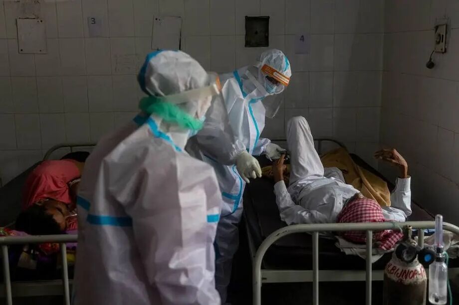 Profissionais de saúde atendem paciente com covid-19 na Índia. País também registrou casos de infecção por 'fungo preto'