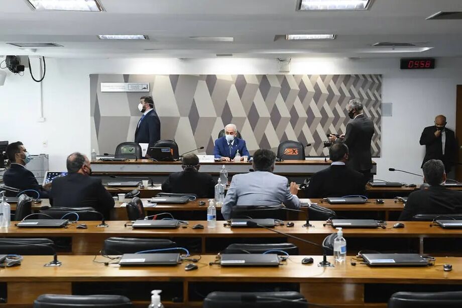 CPI inicia sessão para ouvir especialistas críticos à postura de Bolsonaro