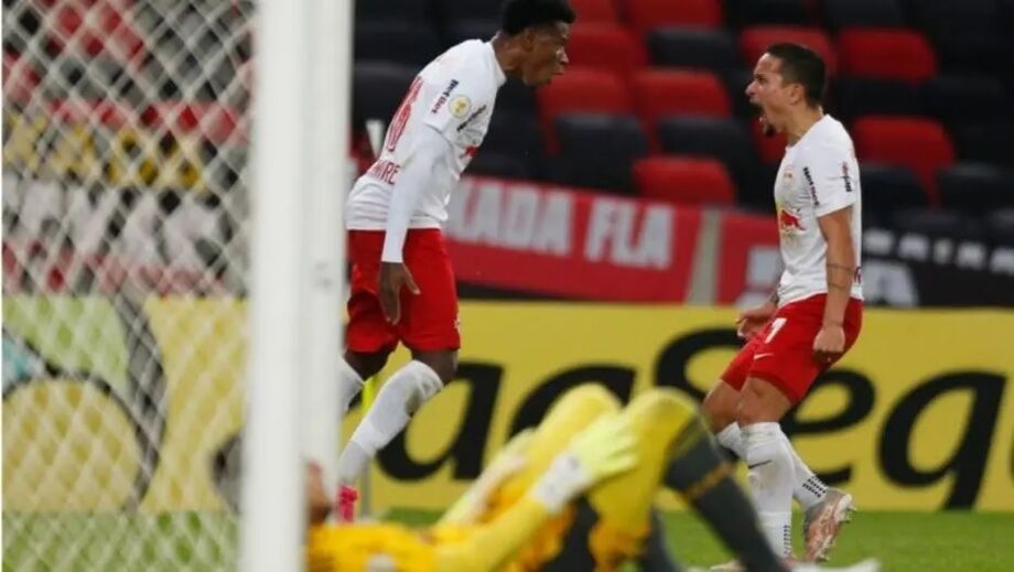 Jogadores do Bragantino comemoram gol em vitória contra o Flamengo