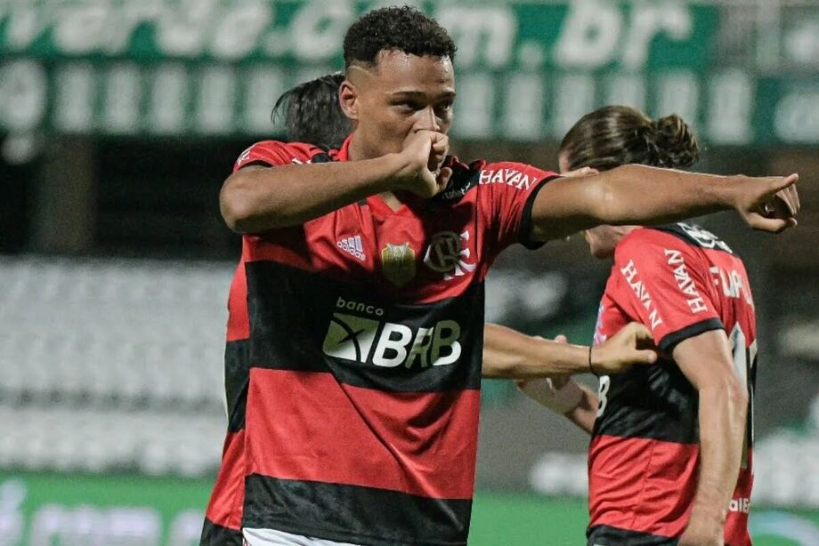 O Flamengo venceu o Coritiba por 1 a 0, no Couto Pereira, na noite desta quinta-feira (10), em duelo de ida válido pela terceira fase da Copa do Brasil.